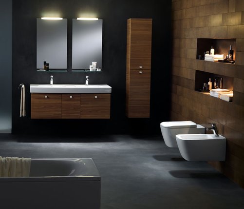 Zeitloses Design kommt nie aus der Mode. Klassischen Sanitärobjekte lassen sich fast zu jedem Badezimmerstil kombinieren, sei es mit wohnlichen Holztönen, puristischem Grau-Schwarz oder lichtem Weiss (Ideal Standard Ventuno) Zeitloses Design kommt nie aus der Mode. Klassischen Sanitärobjekte lassen sich fast zu jedem Badezimmerstil kombinieren, sei es mit wohnlichen Holztönen, puristischem Grau-Schwarz oder lichtem Weiss (Ideal Standard Ventuno)